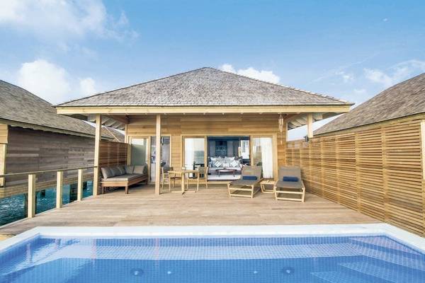 Pool-Villa im Hurawalhi Island Resort mit Außenbereich und Swimmingpool