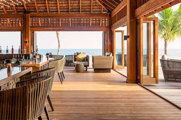 Lounge-Bereich des Hurawalhi Island Resorts mit Blick auf das Meer.