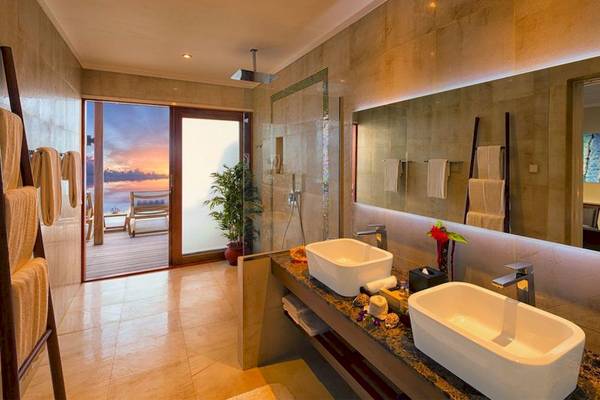Badezimmer des Hurawalhi Island Resort mit zwei Waschbecken und einem großen Spiegel.