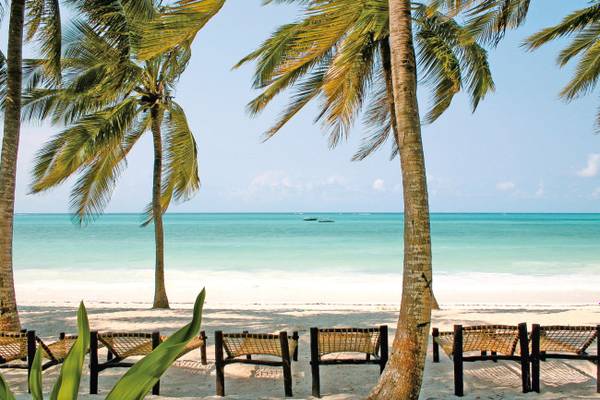 Strand mit Palmen und Sonnenliegen am Karafuu Beach Resort & Spa