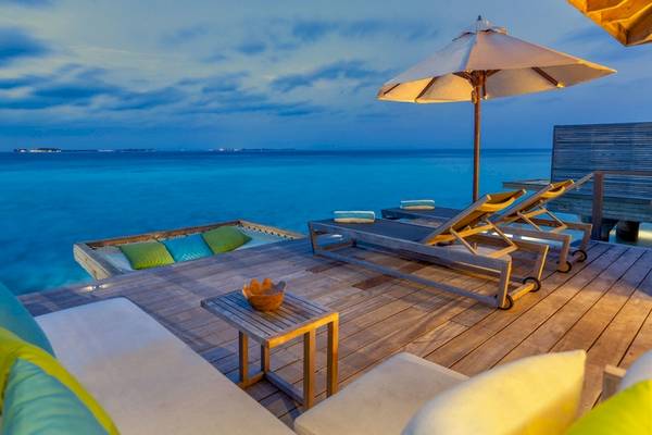 Aussicht von der Terrasse des Hurawalhi Island Resorts auf das Meer bei Nacht.