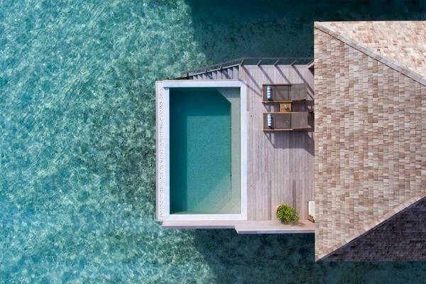 Luftaufnahme des Schwimmbeckens im Hurawalhi Island Resort