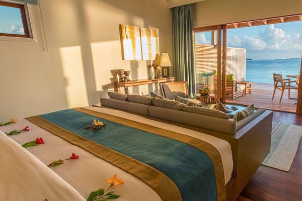 Innenansicht eines Zimmers im Hurawalhi Island Resort mit Blick auf das Meer.