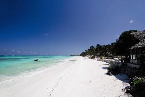 Strand des Karafuu Beach Resort & Spa mit weißem Sand und blauem Wasser