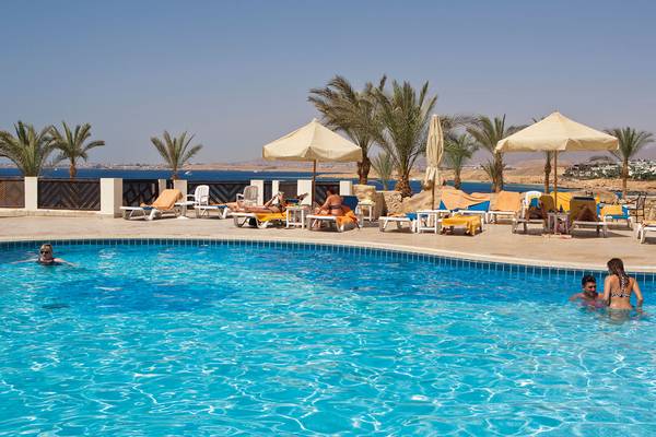 Sharm Plaza Hotelpoolbereich mit Gästen und Sonnenschirmen am Rande des Pools