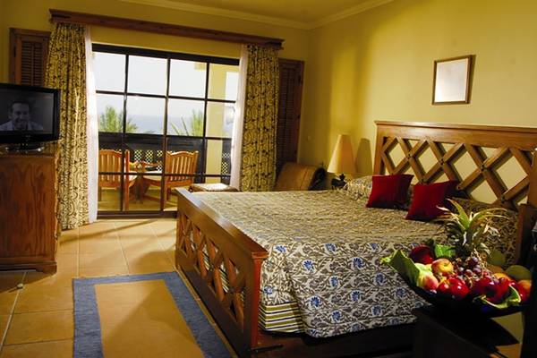 Schlafzimmer im Sharm Plaza Hotel mit Balkon, Fernseher und Obstteller
