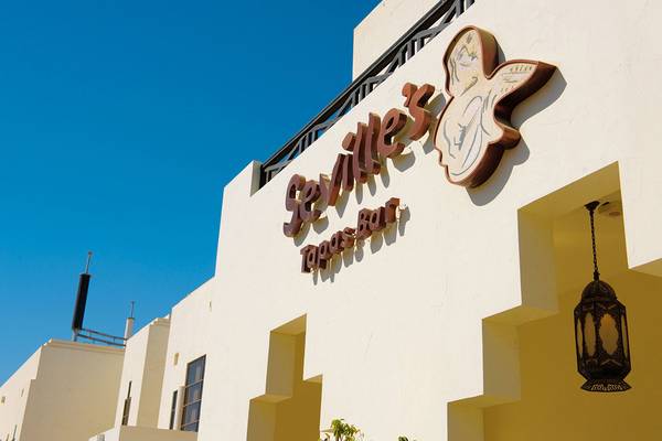 Außenansicht des Sharm Plaza Hotels mit der Beschilderung Seville's Tapas Bar.