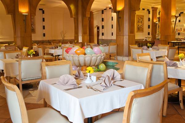 Innenansicht des Restaurants im Sharm Plaza Hotel mit gedeckten Tischen, bunten Luftballons und eleganter Einrichtung.
