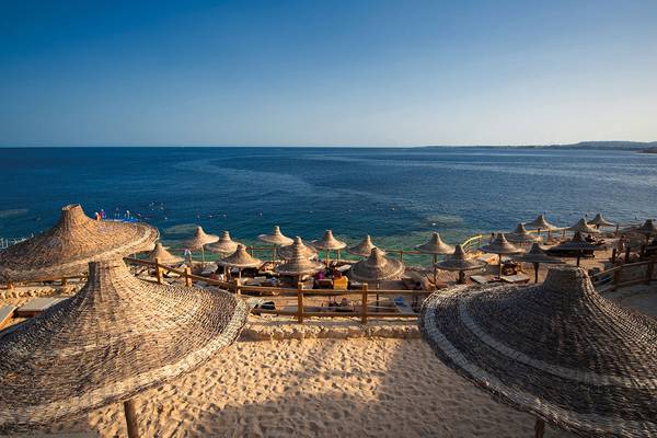 Oberirdischer Blick auf Sharm Plaza Hotel Strand mit vielen Sonnenschirmen und Loungeliegen
