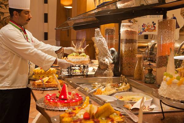 Ein Koch im Sharm Plaza Hotel serviert Desserts an einem Buffettisch.