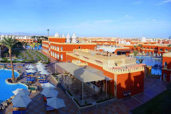 Luftaufnahme des Pickalbatros Alf Leila Wa Leila Resort mit Swimmingpools, Sonnenschirmen und Gebäuden