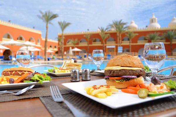 Ein Tisch mit Essen vor dem Pickalbatros Alf Leila Wa Leila Resort am Pool.