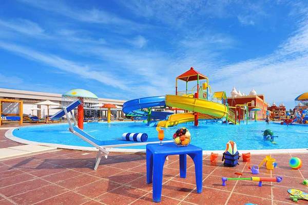 Außenpool des Pickalbatros Alf Leila Wa Leila Resort mit bunten Wasserrutschen und Spielsachen