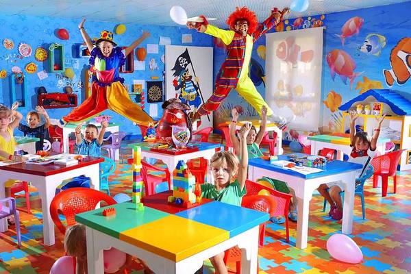 Pickalbatros Alf Leila Wa Leila Resort Kinderzimmer mit Clowns und bunten Tischen