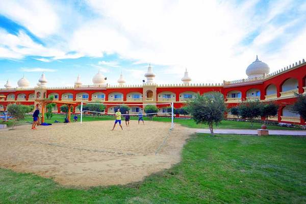 Pickalbatros Alf Leila Wa Leila Resort Volleyballplatz mit Spielern und Gebäude im Hintergrund.