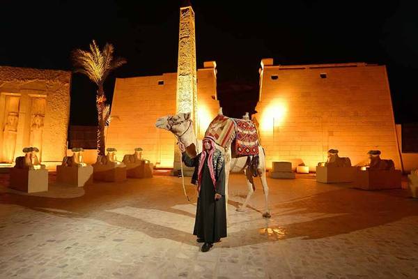 Mann vor aegyptischen Bauwerken mit Kamel im Pickalbatros Alf Leila Wa Leila Resort