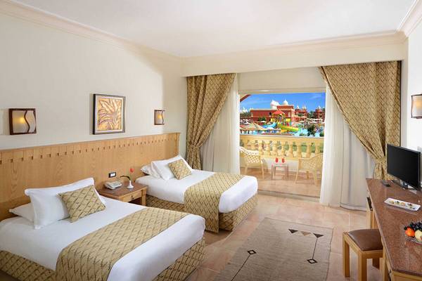 Doppelzimmer im Pickalbatros Alf Leila Wa Leila Resort mit Blick auf das Wasserpark.