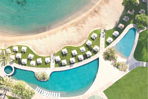 Luftaufnahme des Porto Elounda Golf & Spa Resorts mit Pools und Strand
