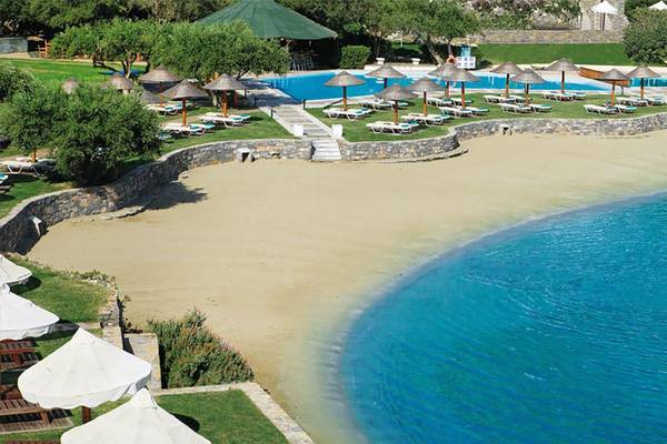 Porto Elounda Golf & Spa Resort Strand mit Pool und Sonnenliegen