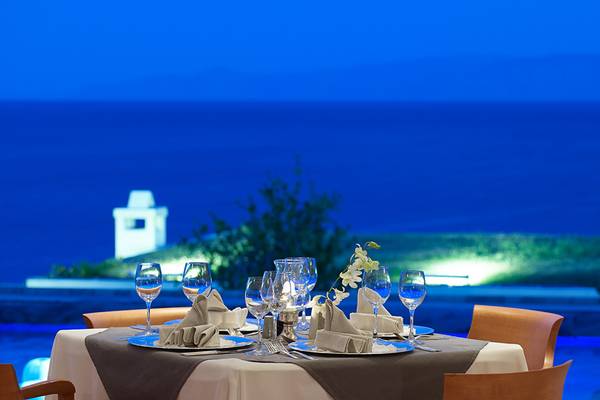 Tisch im Porto Elounda Golf & Spa Resort mit Blick auf das Meer