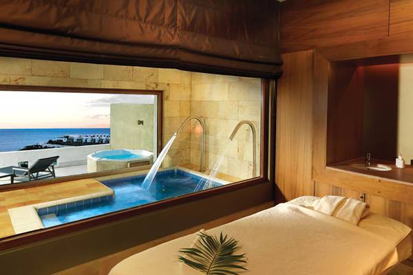 Suite im Porto Elounda Golf & Spa Resort mit Blick auf das Meer und Whirlpool.