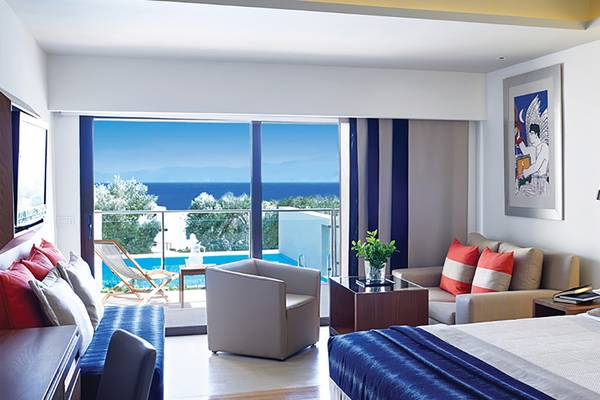 Zimmer im Porto Elounda Golf & Spa Resort mit Blick auf das Meer und eine Terrasse.