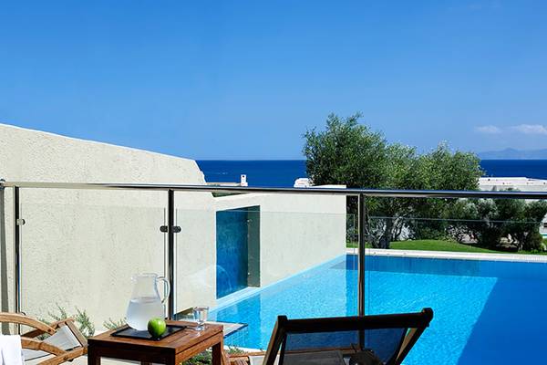 Ausblick auf das Meer von der Balkon des Porto Elounda Golf & Spa Resorts.