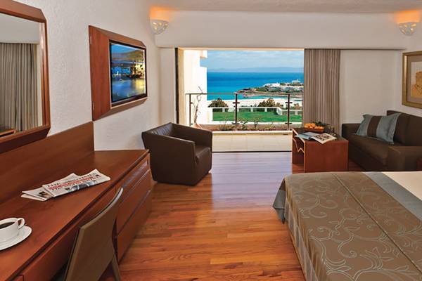 Hotelzimmer mit Blick auf das Meer und die Landschaft von Porto Elounda Golf & Spa Resort.