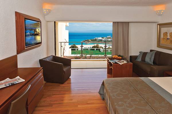 Hotelzimmer im Porto Elounda Golf & Spa Resort mit Blick auf das Meer.
