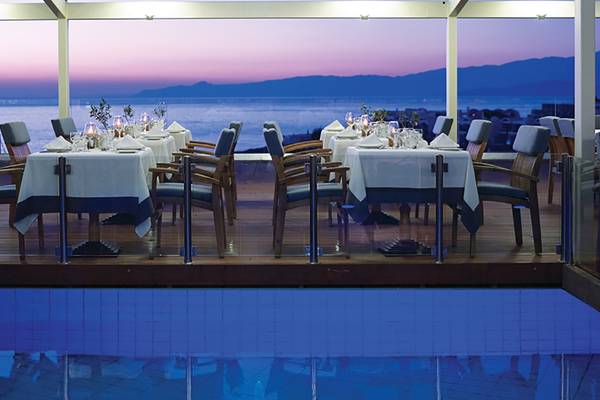 Außenbereich des Porto Elounda Golf & Spa Resorts zum Essen mit Blick auf das Meer.