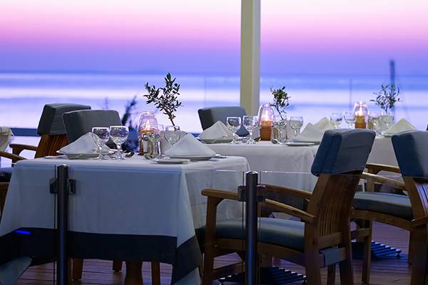 Restauranttisch mit Blick auf den Ozean im Porto Elounda Golf & Spa Resort