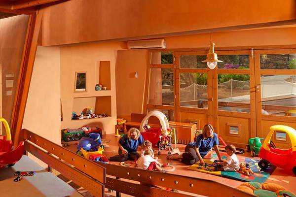 Kinderspielzimmer im Porto Elounda Golf & Spa Resort mit Spielzeug und Eltern