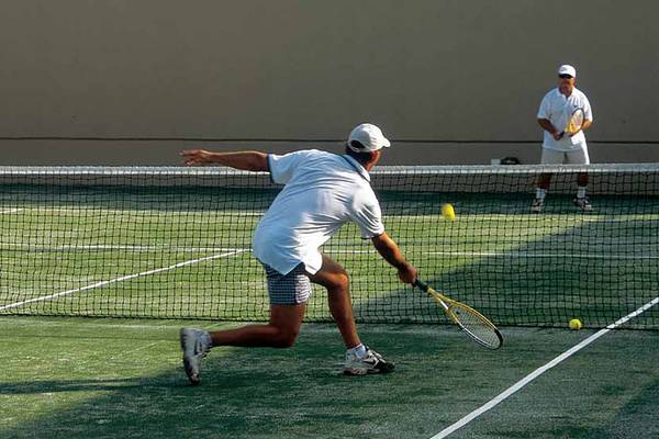 Tennisspieler im Porto Elounda Golf & Spa Resort schlägt einen Ball