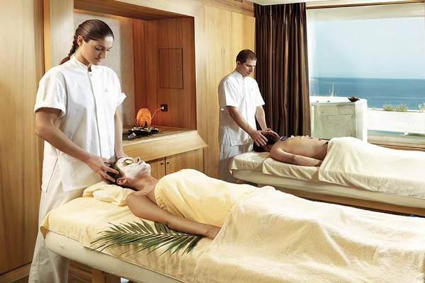 Massagen im Spa Bereich des Porto Elounda Golf & Spa Resorts mit Blick auf das Meer.