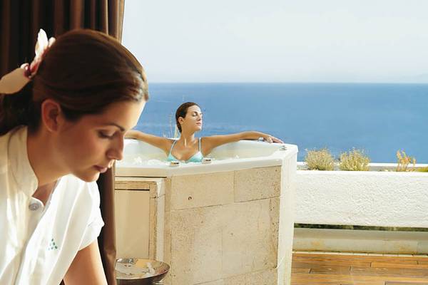 Frau im Spa-Bereich des Porto Elounda Golf & Spa Resort, das Meer im Hintergrund