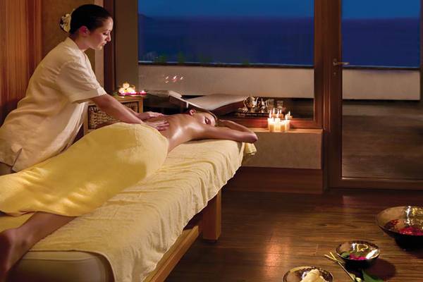 Massage im Luxus-Spa des Porto Elounda Golf & Spa Resorts mit Meerblick