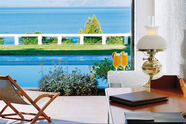 Aussicht aus dem Zimmer des Porto Elounda Golf & Spa Resorts mit Pool und Meer