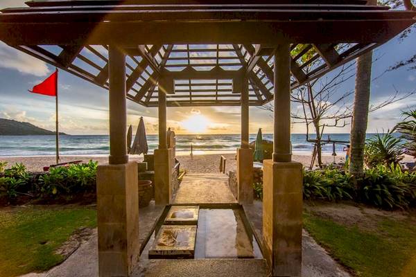 Eingang des Katathani Phuket Beach Resorts bei Sonnenuntergang mit Blick auf den Strand und das Meer.