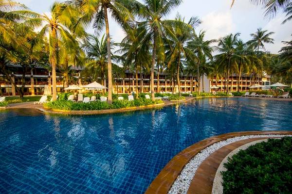 Außenpool des Katathani Phuket Beach Resort umgeben von Palmen und Loungeliegen