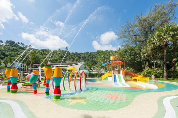 Wasserspielplatz im Katathani Phuket Beach Resort mit bunten Wassersprühen und Rutschbahnen.