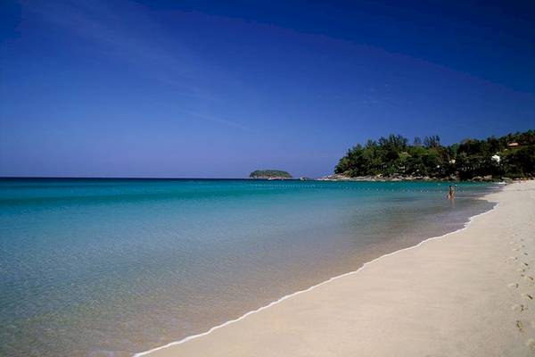 Strand des Katathani Phuket Beach Resorts mit blauem Himmel und klarem Wasser