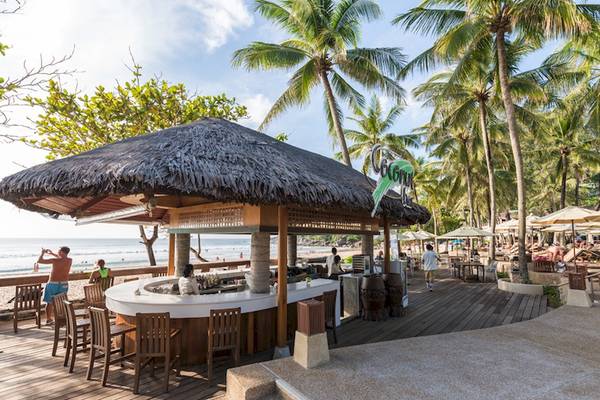 Bar des Katathani Phuket Beach Resorts mit Blick auf den Strand und Palmen