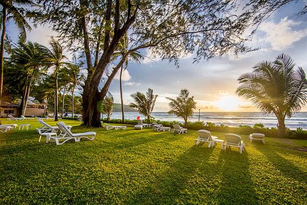Strandlandschaft des Katathani Phuket Beach Resorts mit Sonnenuntergang