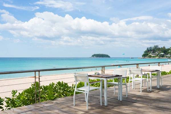 Außenterrasse des Katathani Phuket Beach Resorts mit Blick auf den Strand