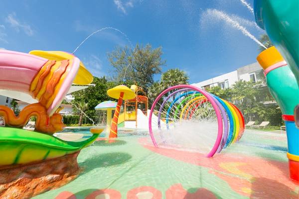 Wasserspielplatz im Katathani Phuket Beach Resort mit bunten Wasserfontänen und Wasserschlägen.