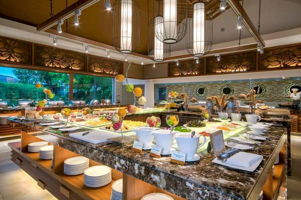 Buffet im Katathani Phuket Beach Resort mit verschiedenen Speisen und Geschirr