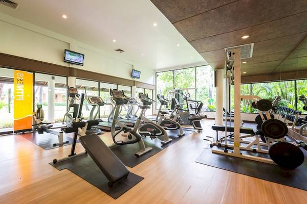 Fitnesscenter im Katathani Phuket Beach Resort mit Cardiogeräten und Krafttrainingsbereich