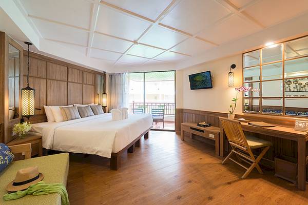 Hotelzimmer im Katathani Phuket Beach Resort mit großem Bett und Schreibtisch