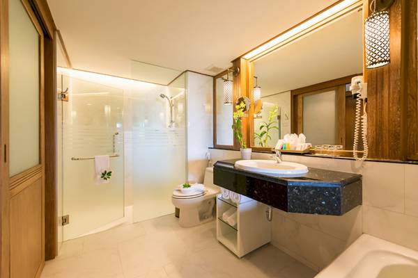 Badezimmer im Katathani Phuket Beach Resort mit Dusche, Toilette, Waschbecken und Badewanne.