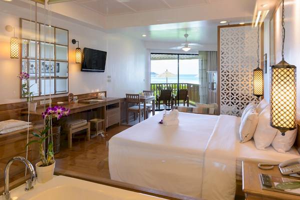 Luxuriöses Zimmer im Katathani Phuket Beach Resort mit Blick auf den Ozean.